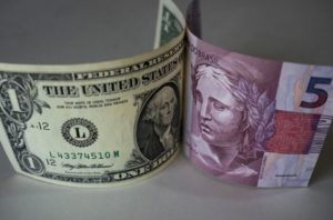 Dólar atinge maior valor desde janeiro e impacta preços no Brasil