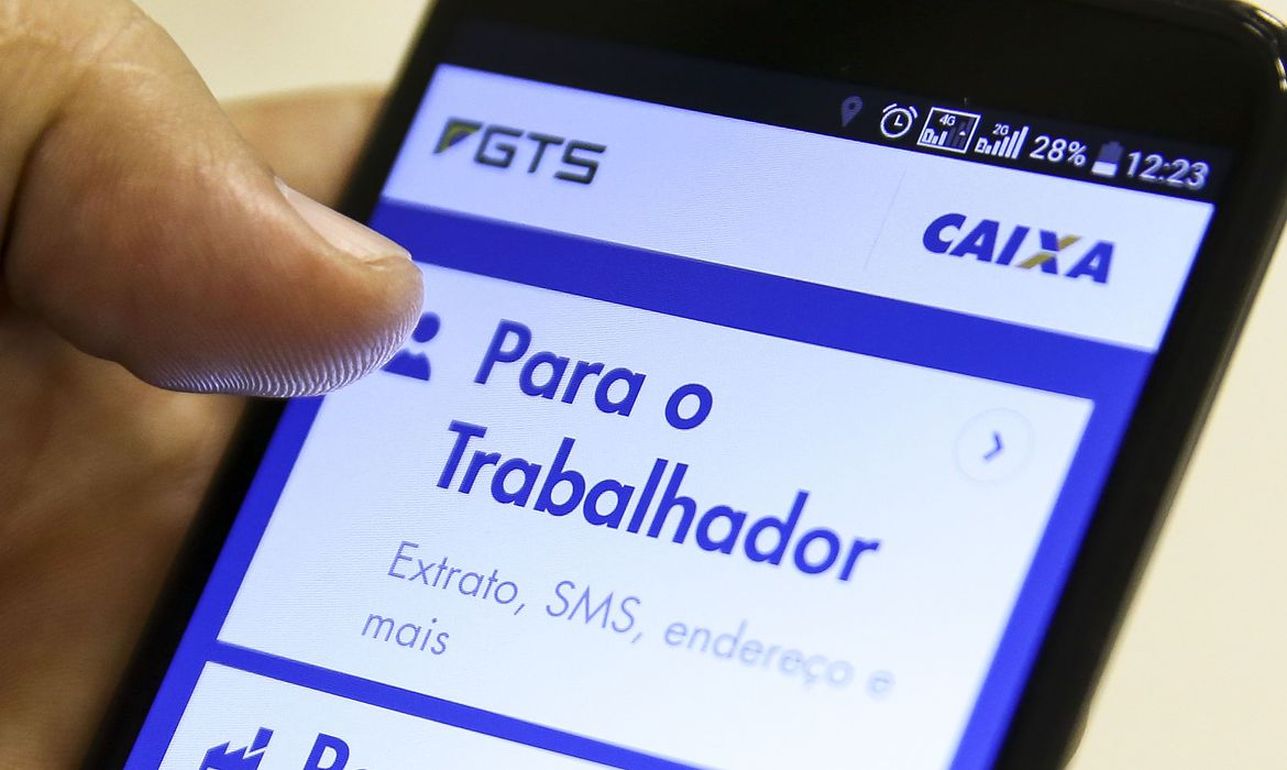 Trabalhador ainda pode sacar R$ 1 mil do FGTS pelo Caixa Tem