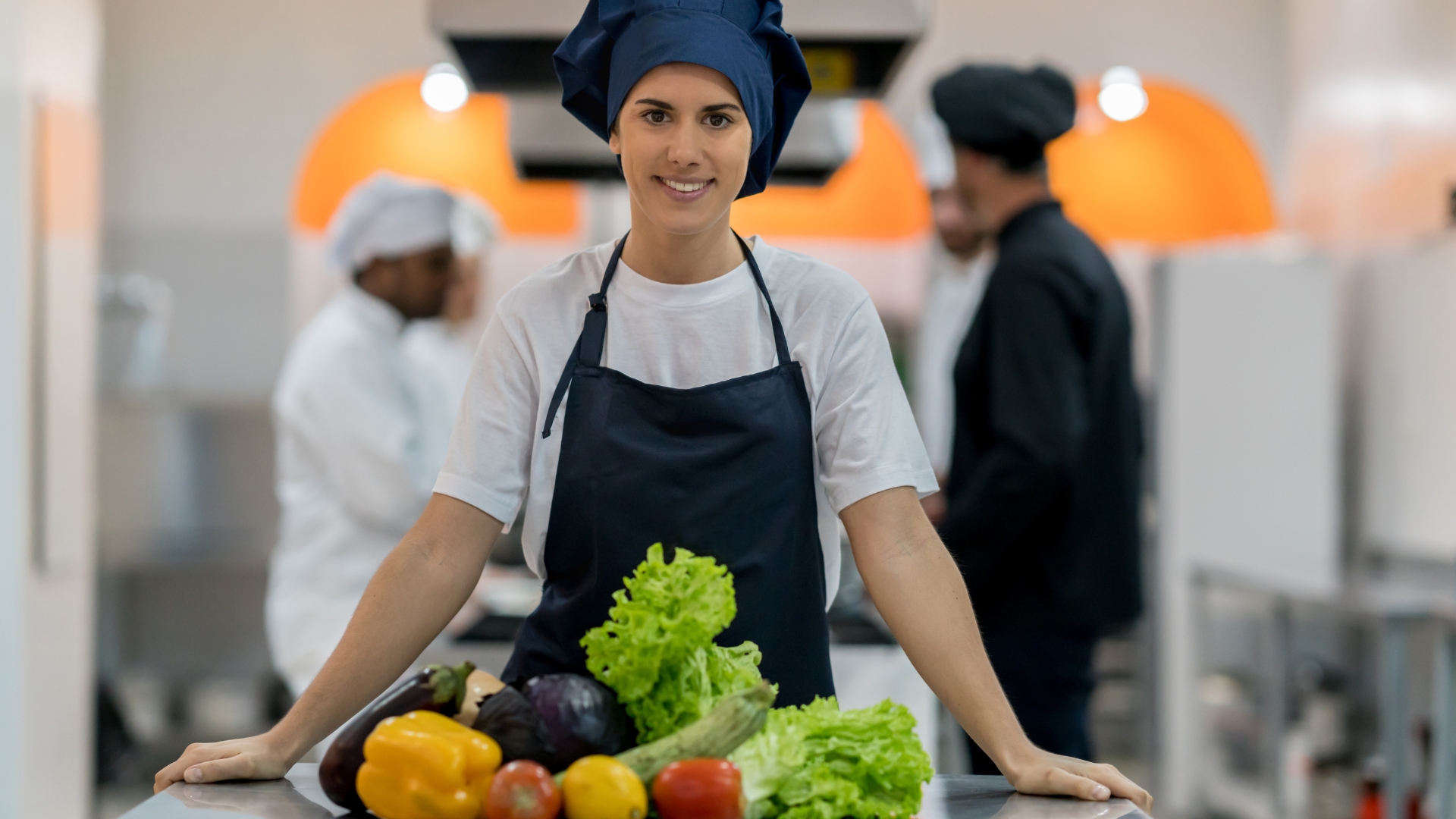 Auxiliar de cozinha.