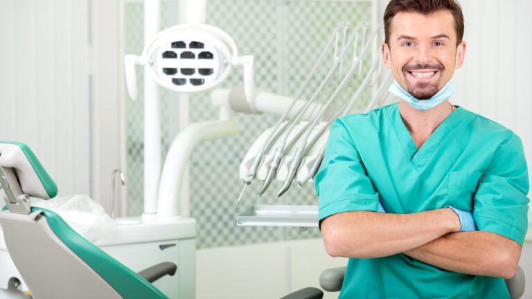 Saiba detalhes sobre a média salarial do dentista e as especializações para fazer carreira 1 Média salarial do dentista.
