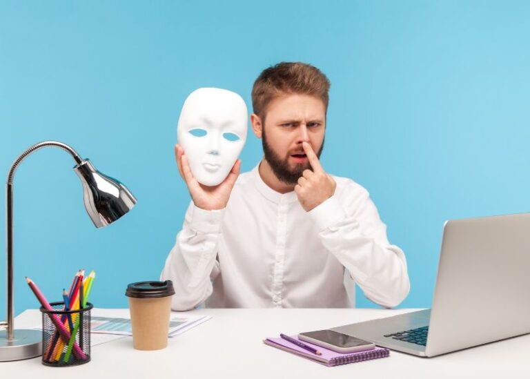 Desmascarando a Falsidade: 8 Sinais Cruciais para Identificar pessoas Falsas no Trabalho 1 pessoas falsas no trabalho