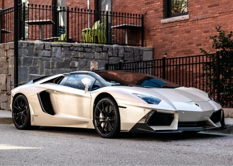 Proprietários de Ferrari e Lamborghini enfrentam dívidas de IPVA em São Paulo