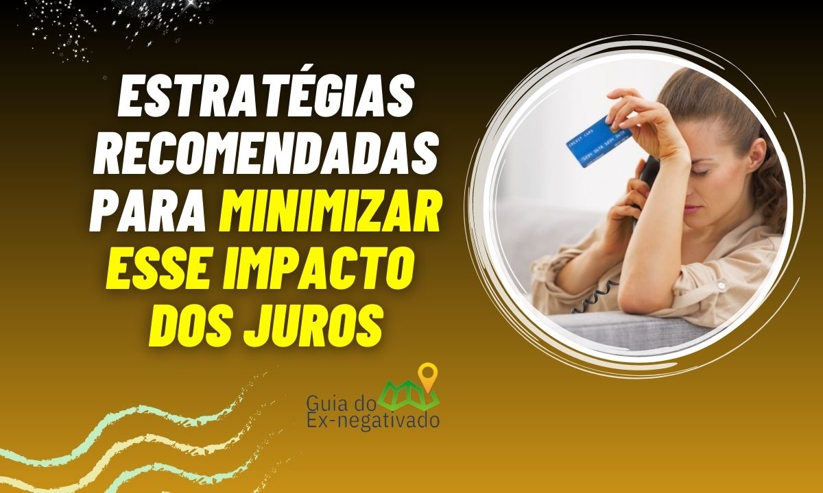 Na imagem há uma mulher segurando um cartão de crédito, e do lado esquerdo está escrito: Estratégias recomendadas para minimizar esse impacto de juros.