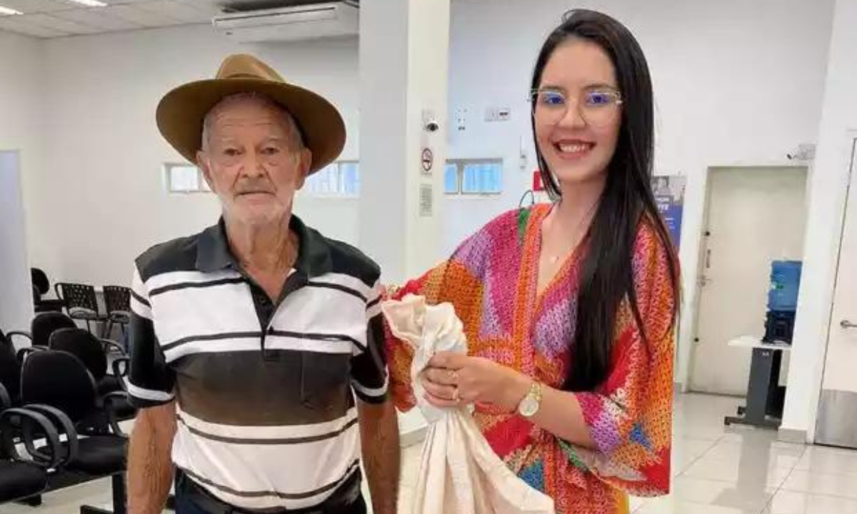 Idoso presenteia gerente de banco com galinha viva em gesto de gratidão por atendimento