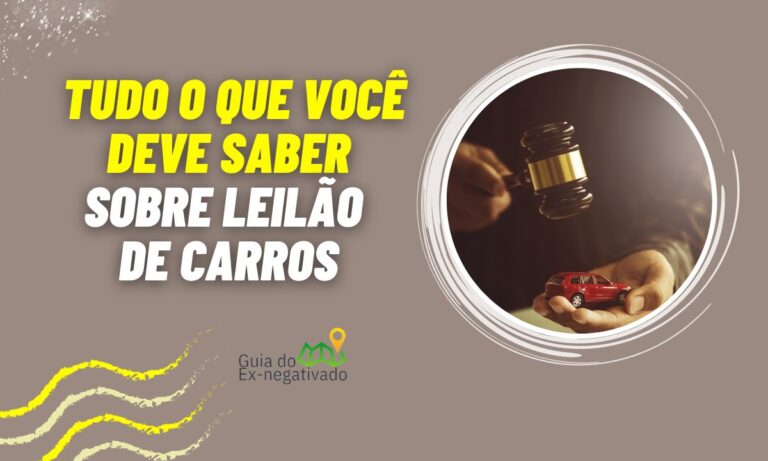 Leilão de carros descomplicado: guia para não entrar em uma fria 1 Uma imagem contendo um martelo de leiloeiro com o texto ao lado: Tudo o que você deve saber sobre leilão de carros.