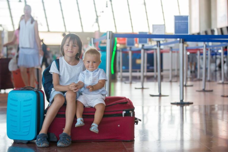 com quanto anos pode viajar sozinho de avião.